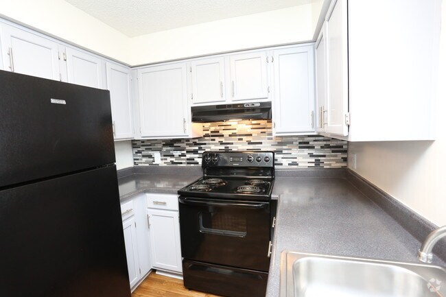 01 1BR, 1BA - 876 SF - Upstairs - Kitchen - Devonshire Gardens I & II