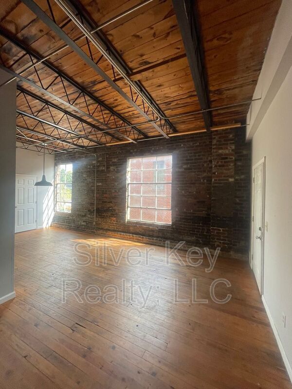 Foto del edificio - 217 E Washington Ave