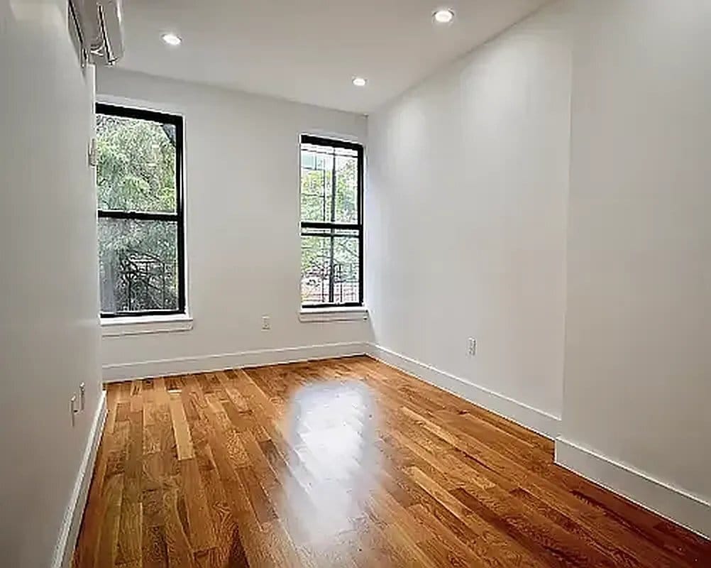 Primary Photo - 588 Quincy St