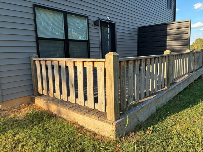 Building Photo - **LESS THAN 10 miles to Fort Knox**