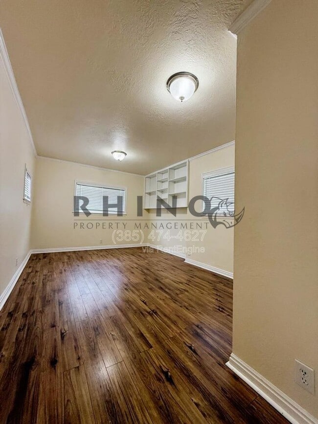 Building Photo - 654 E Redondo Ave