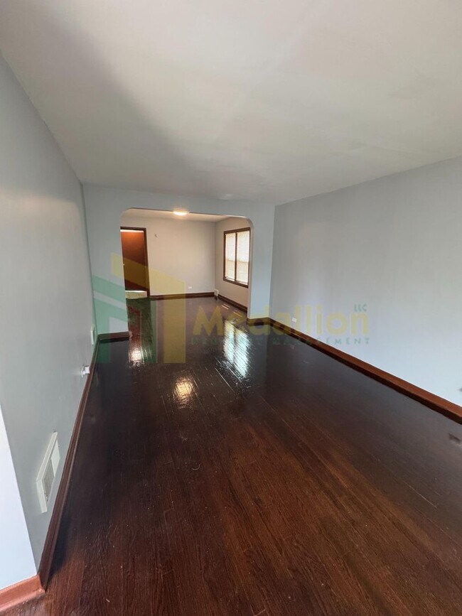 Foto del edificio - Brick Bungalow 4 bed 2 bath + Bonus area i...