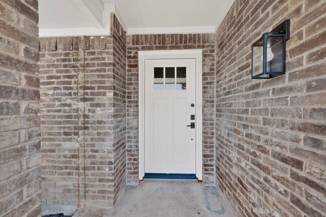 Building Photo - 2200 Winona Dr