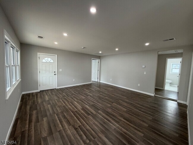 Building Photo - 37 Quaid St