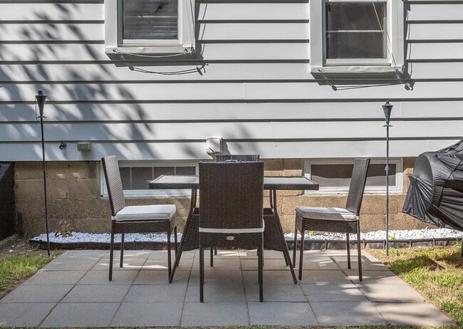 Building Photo - 52 Dickey St