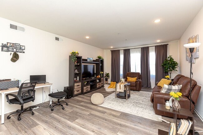 Foto del edificio - LIGHT & BRIGHT 2 BEDROOM W/GARAGE & LAUNDR...