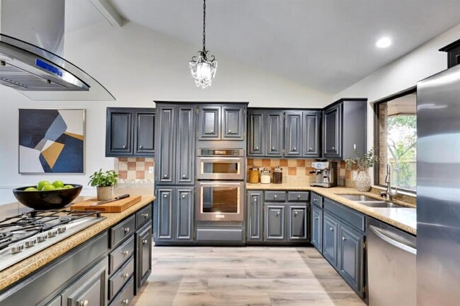 Foto del edificio - 2120 Wychwood Dr