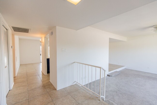 Foto del edificio - CUTE 3 BED/2 BATH SPLIT FLOOR PLAN ON HUGE...