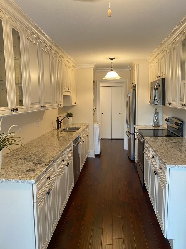 125 Acacia Cir Unit 110E, Indian Head Park, IL 60525 Condo for Rent