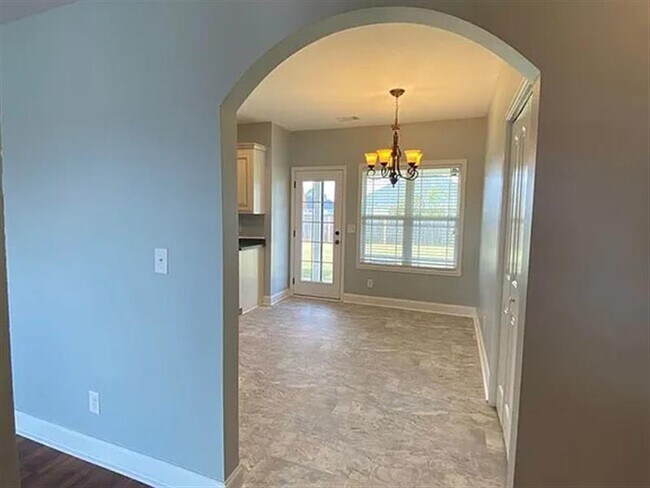 Building Photo - Cute 3 bed/2 bath
