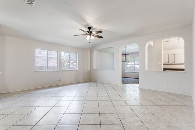 Building Photo - 3 Bedroom 2 Bathroom located in Pheasant R...