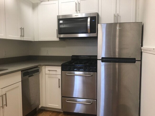 Building Photo - Nicely renovated ground level 2 bed unit.