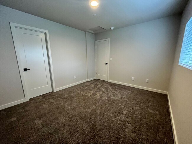 Building Photo - Silver Lake newer construction...!!