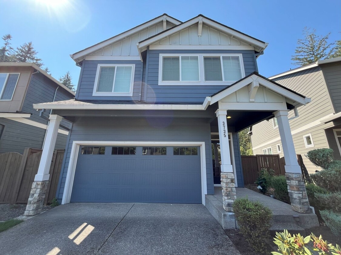 Primary Photo - Expansive 3-Bedroom, 3-Bathroom Home with ...