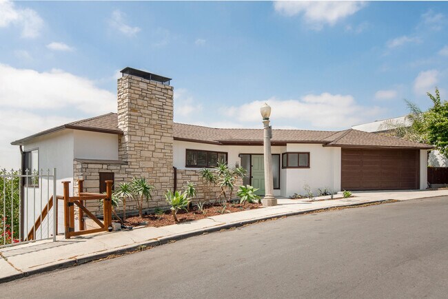 Building Photo - 2693 Glendower Ave