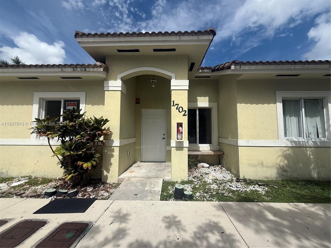 Primary Photo - 13240 Old Biscayne Dr