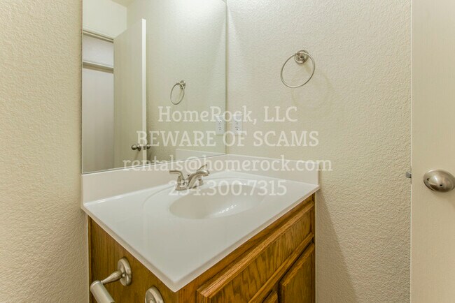 Building Photo - 3 Bedroom 2 Bath Available NOW! Move-In Sp...