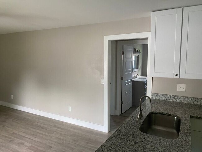 Building Photo - 2/2 Close to Downtown Franklin!