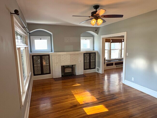 Foto del edificio - 2163 Atkins Avenue