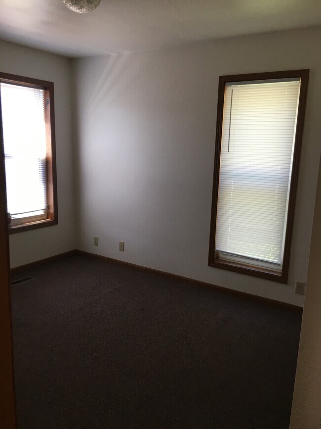 Bedroom 1 - 429 Niagara St