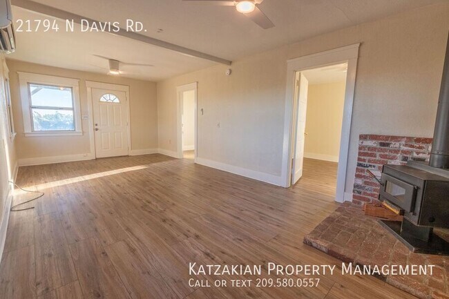 Foto del edificio - Country Living! 2-Bedroom 1-Bath Updated Home