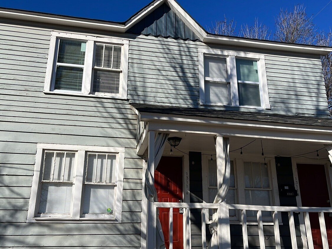 Foto principal - 1 bed 1 bath - Near Plaza District!
