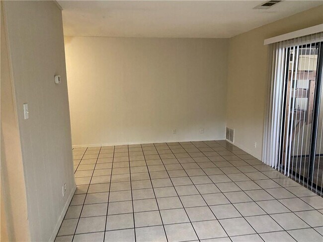Building Photo - 2204 Mission Hill Dr