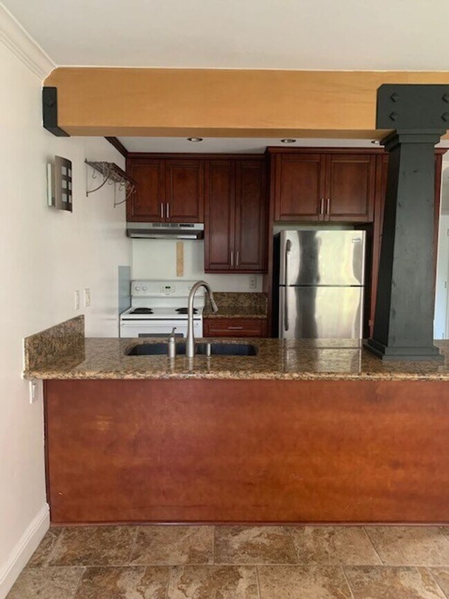 Foto del edificio - 1bd/1ba Lower, corner unit. Steps from BBQ area and laundry facilities.  Water/Sewer/Trash included!