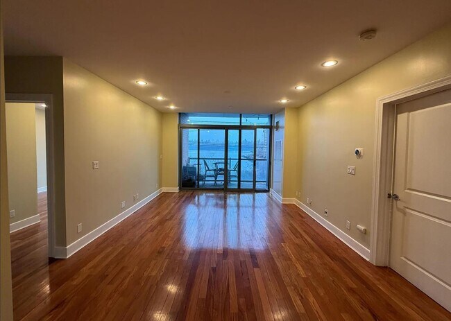 Foto del edificio - 8125 River Rd