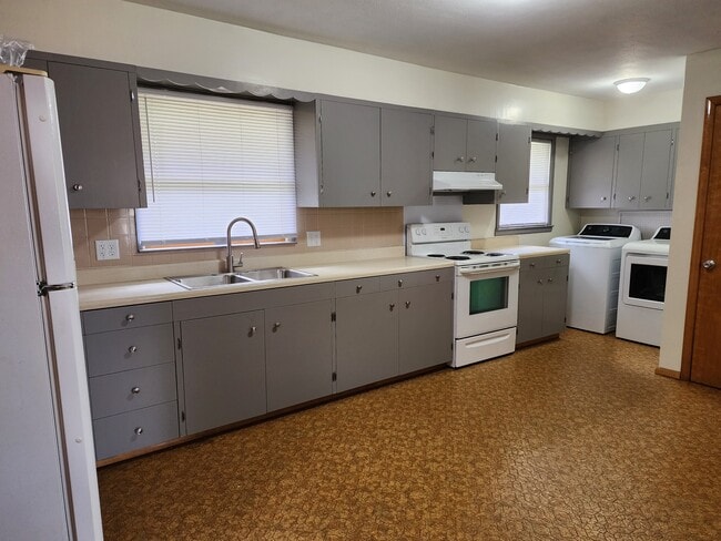 Building Photo - 349 Parkview Dr