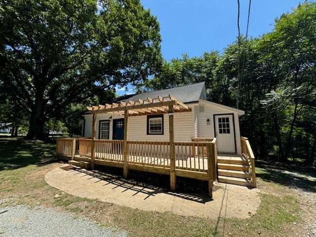 Photo - Charming Hillsborough Ranch with Landscapi... House