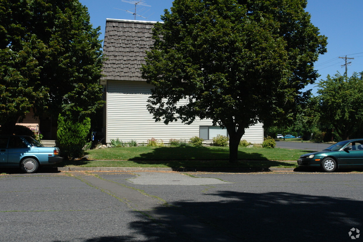 Building Photo - 327 E Augusta Ave