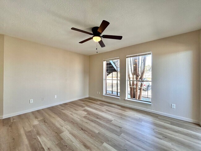 Foto del edificio - 7111 E Hwy 290