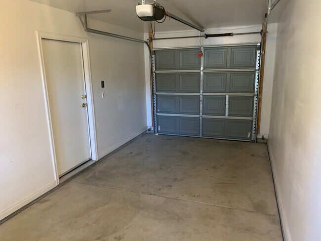 Foto del edificio - 712 Greenwood Meadow Ln
