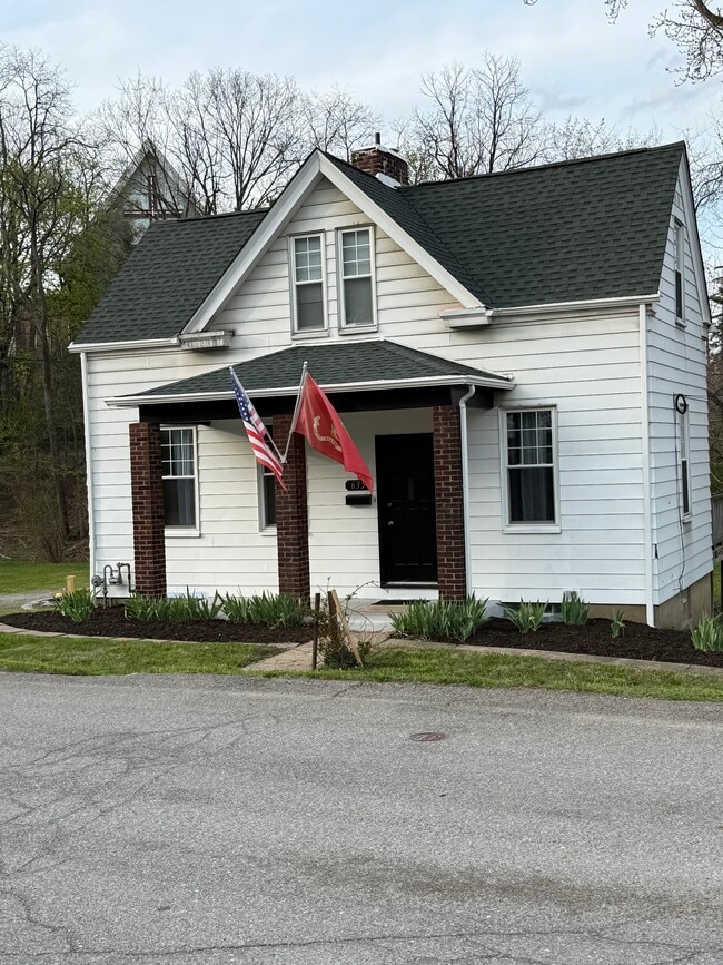 Building Photo - 635 Roseland Ave