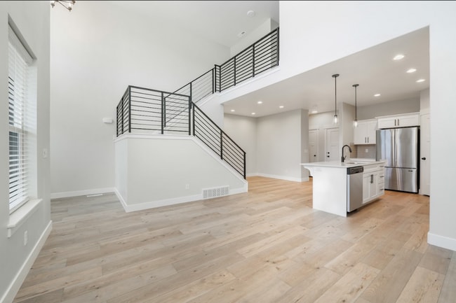 Building Photo - Pet-Friendly End-Unit Townhome in Lehi.