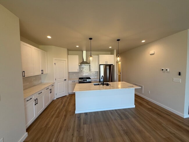 Building Photo - 901 Scenic Trl