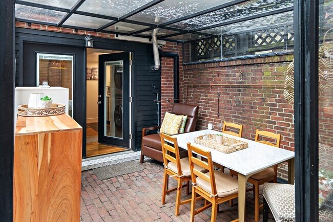 Building Photo - 364 Marlborough St