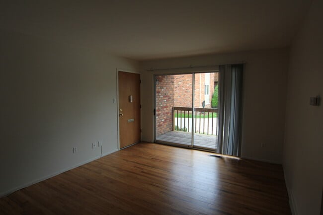 Building Photo - Hickory Grove