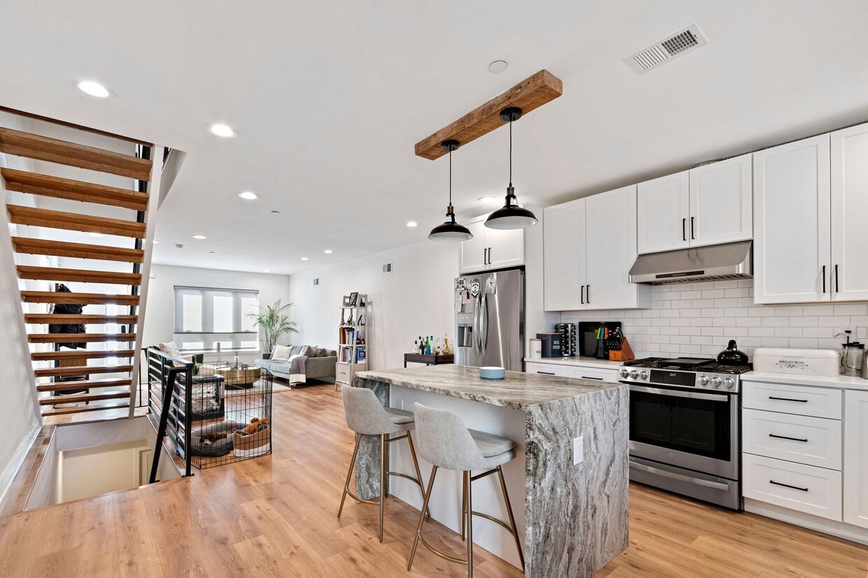 Foto principal - STUNNING 3 bed/ 3 bath available now!