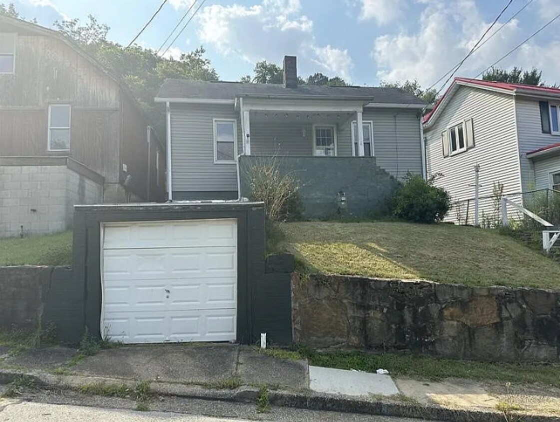 Charming 3BR/2BA Home in Heart of Jeannette - Charming 3BR/2BA Home in Heart of Jeannette