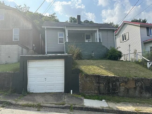 Charming 3BR/2BA Home in Heart of Jeannette - Charming 3BR/2BA Home in Heart of Jeannette