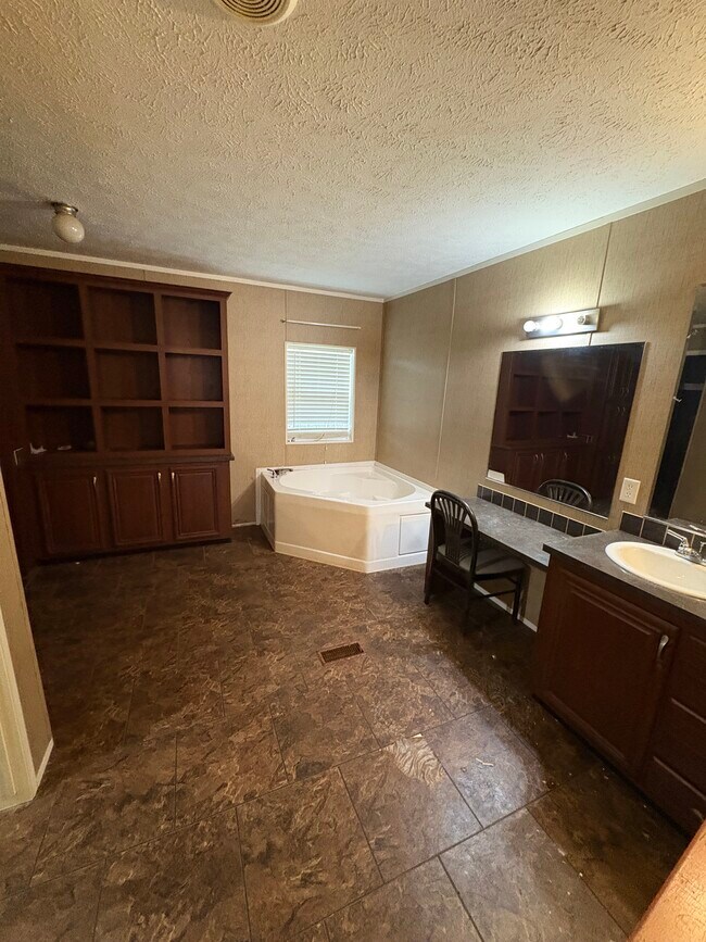 Baño principal de California - 643 Dogwood Trl