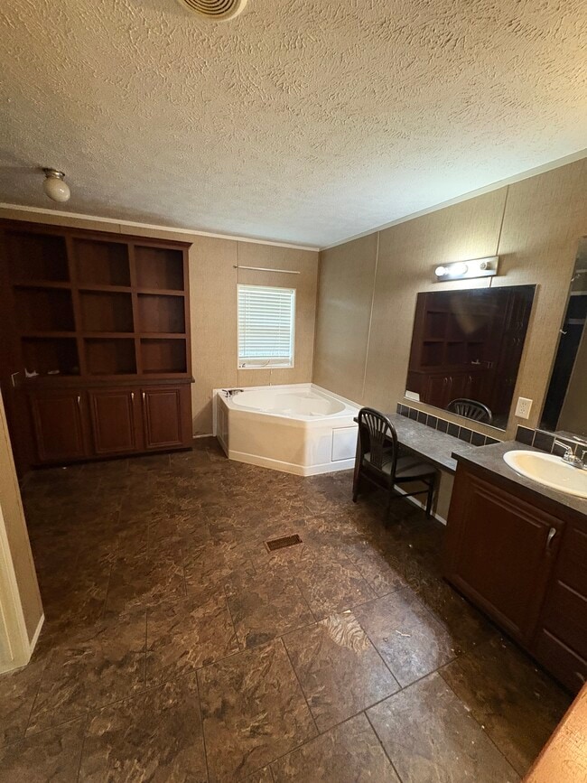 Master California bathroom - 643 Dogwood Trl