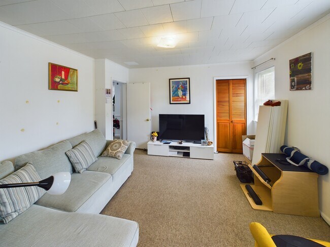 Living Room - 10 Bayview Ave