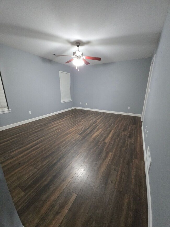 Foto del edificio - Updated 4 bed 2 bath Town House