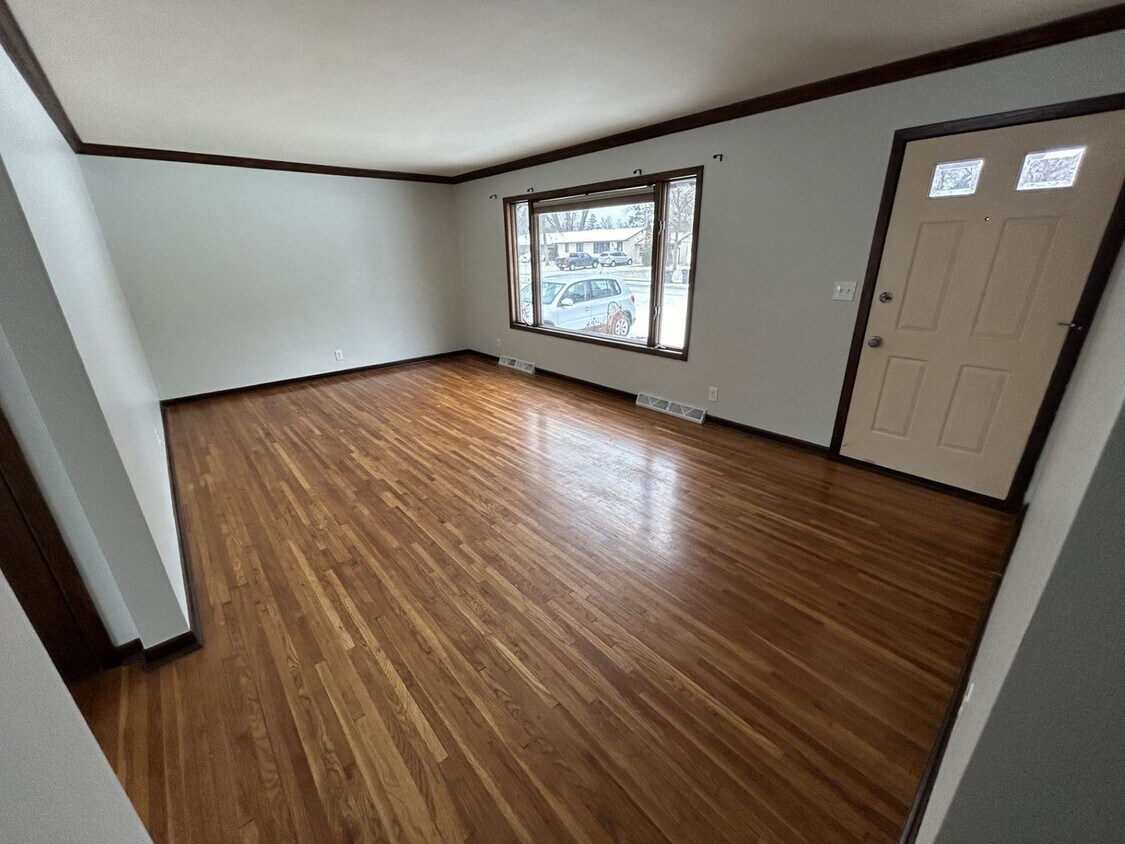 Primary Photo - 3 Bedrooms, 2 Bathrooms Single Family Home...
