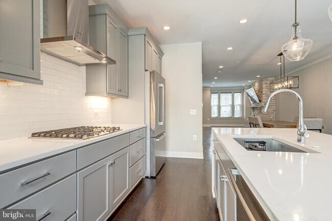 Building Photo - 10326 Grosvenor Pl