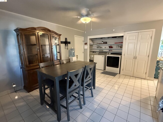 Building Photo - 1004 Almond St