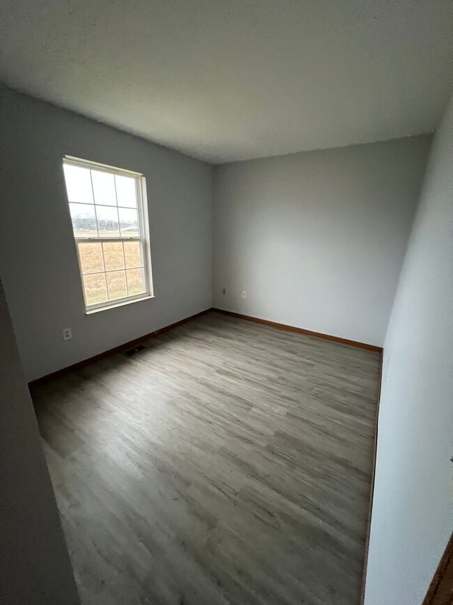 Building Photo - Spacious 3 Bedroom 1.5 Bath Located Near R...